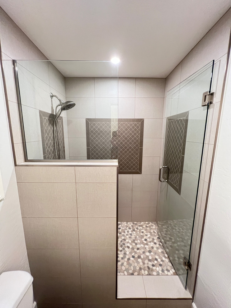 Inspiration for a large classic ensuite bathroom in Phoenix with an alcove shower, a two-piece toilet, grey tiles, porcelain tiles, grey walls, pebble tile flooring, a submerged sink, multi-coloured floors, an open shower and a wall niche.