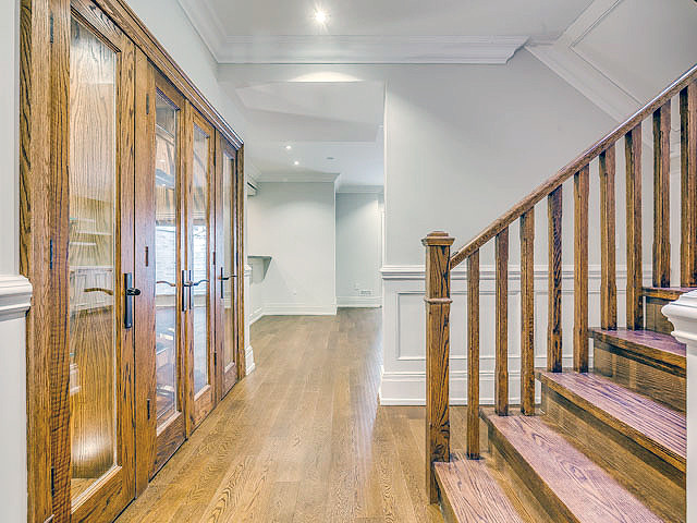 Example of a transitional home design design in Toronto