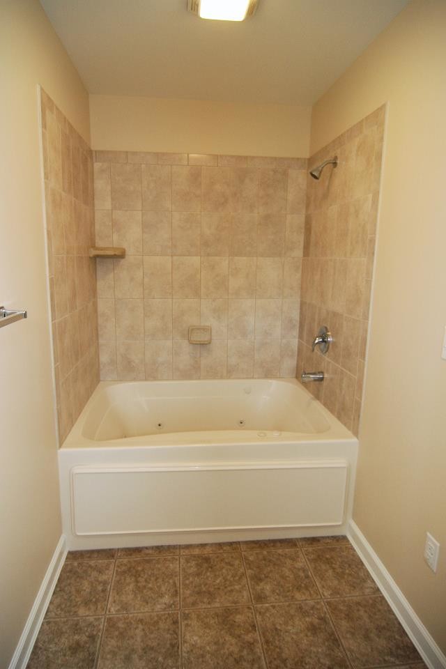 Alcove bathtub - transitional 3/4 alcove bathtub idea in Baltimore with beige walls