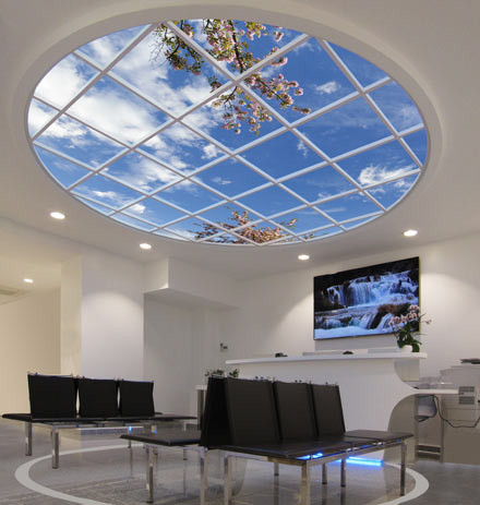 Волшебное чувство пространства с виртуальными окнами на потолке и стенах.