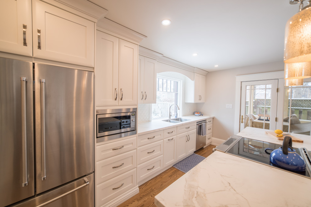 Transitional kitchen photo in Toronto