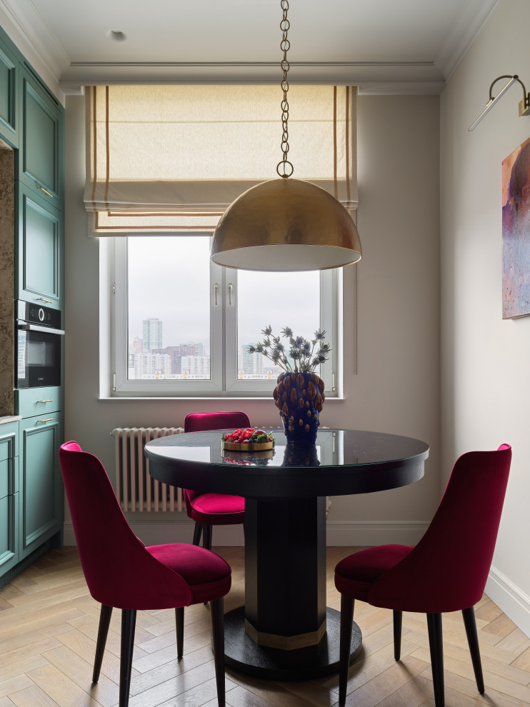 Immagine di una sala da pranzo aperta verso la cucina classica con pareti beige, pavimento in legno massello medio e pavimento marrone