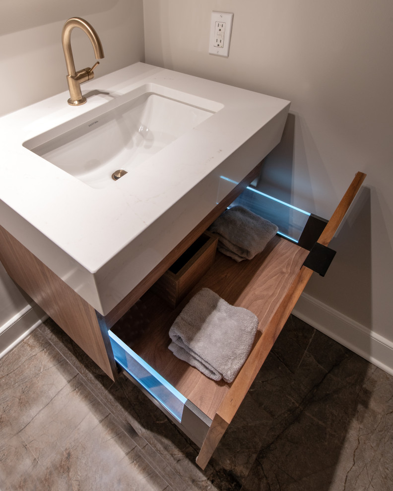 Example of a transitional home design design in Ottawa