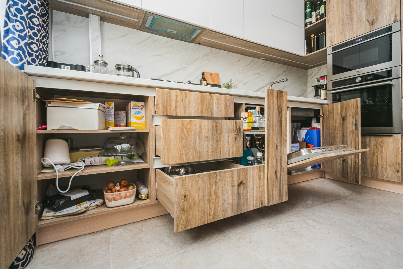 Светлая кухня с древесным декором