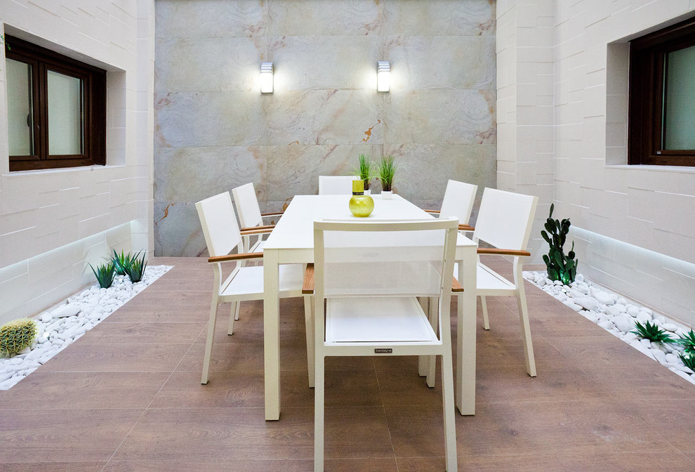 Diseño de comedor clásico renovado de tamaño medio abierto sin chimenea con paredes blancas y suelo de baldosas de cerámica