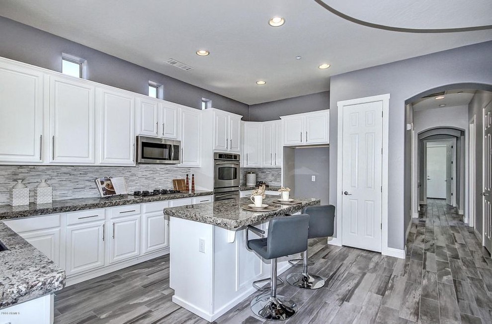 Kitchen - transitional kitchen idea in Phoenix