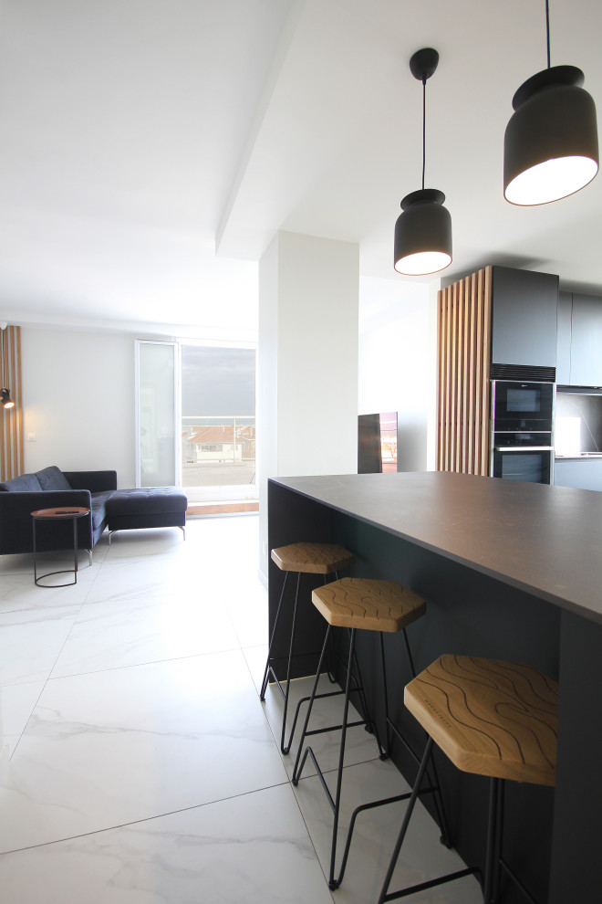 Mid-sized modern single-wall home bar in Bordeaux with marble floors, white floor, black benchtop, marble benchtops, black splashback and marble splashback.