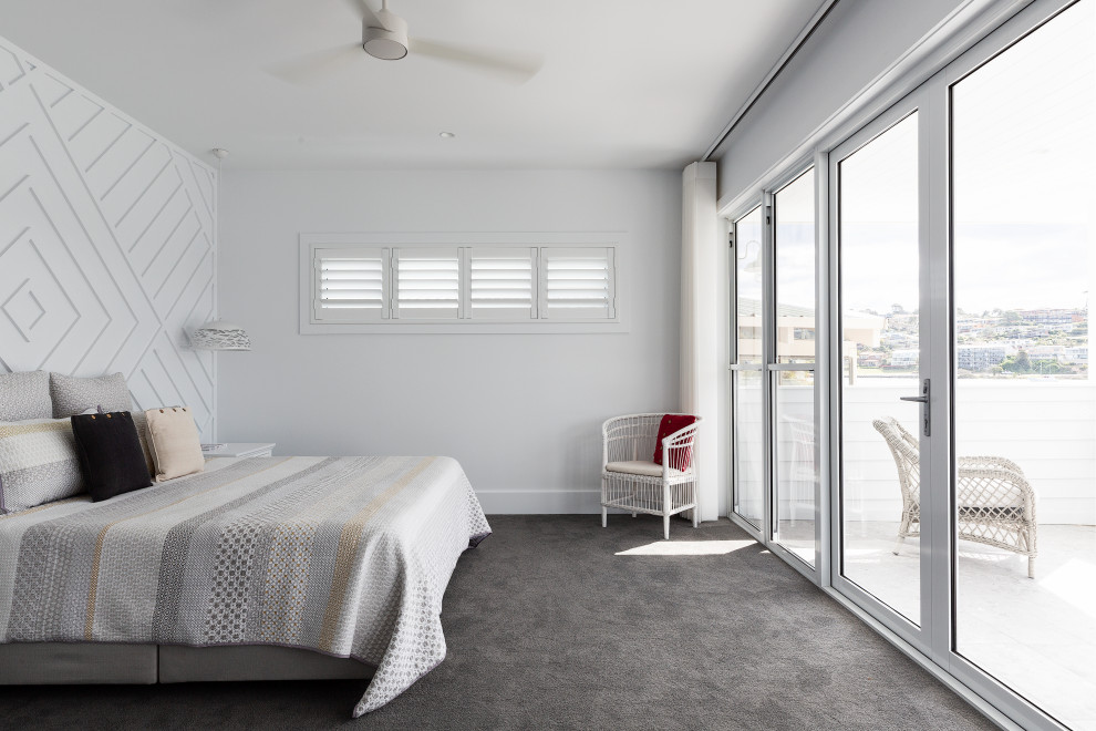Mittelgroßes Maritimes Hauptschlafzimmer mit weißer Wandfarbe, Teppichboden, grauem Boden und vertäfelten Wänden in Sydney