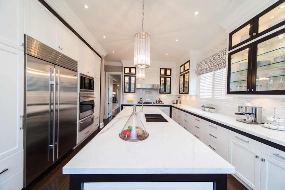 Mid-sized transitional l-shaped dark wood floor and brown floor kitchen photo in Toronto with an undermount sink, shaker cabinets, white cabinets, quartz countertops, multicolored backsplash, quartz backsplash, stainless steel appliances, an island and multicolored countertops