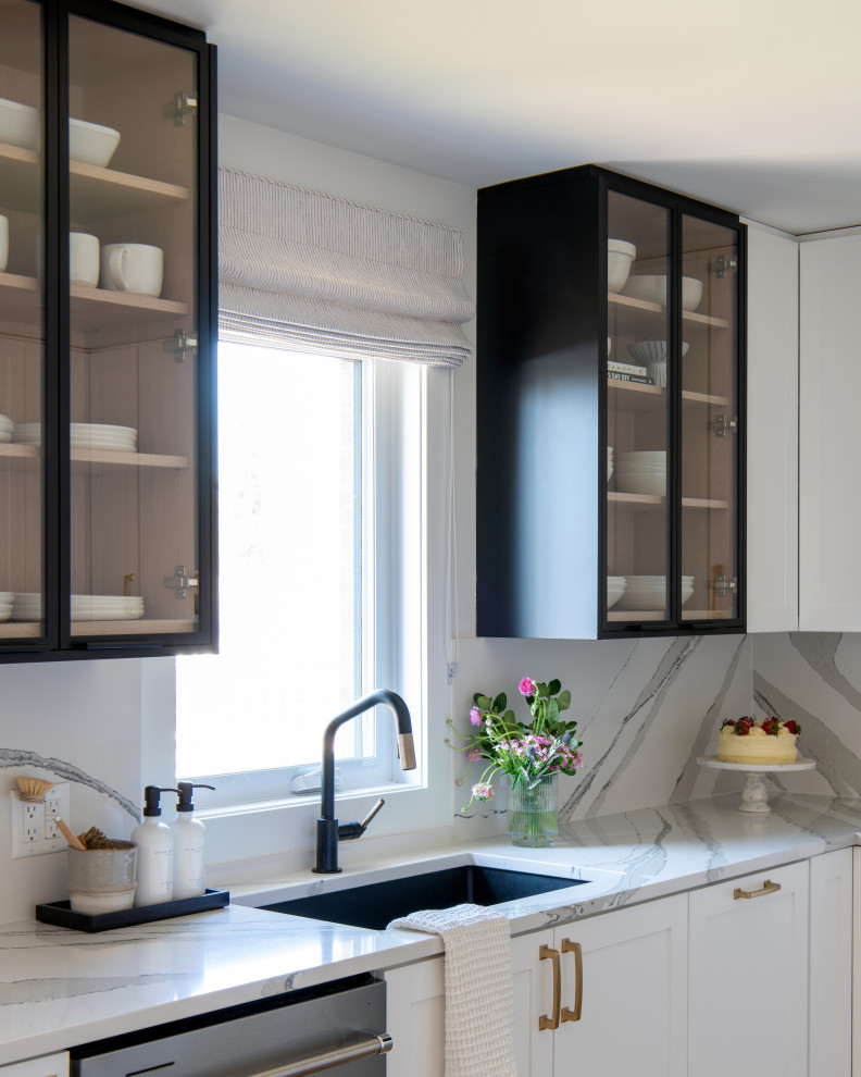 Example of a mid-sized transitional u-shaped light wood floor and brown floor eat-in kitchen design in Ottawa with an undermount sink, shaker cabinets, white cabinets, quartz countertops, white backsplash, quartz backsplash, stainless steel appliances, a peninsula and white countertops