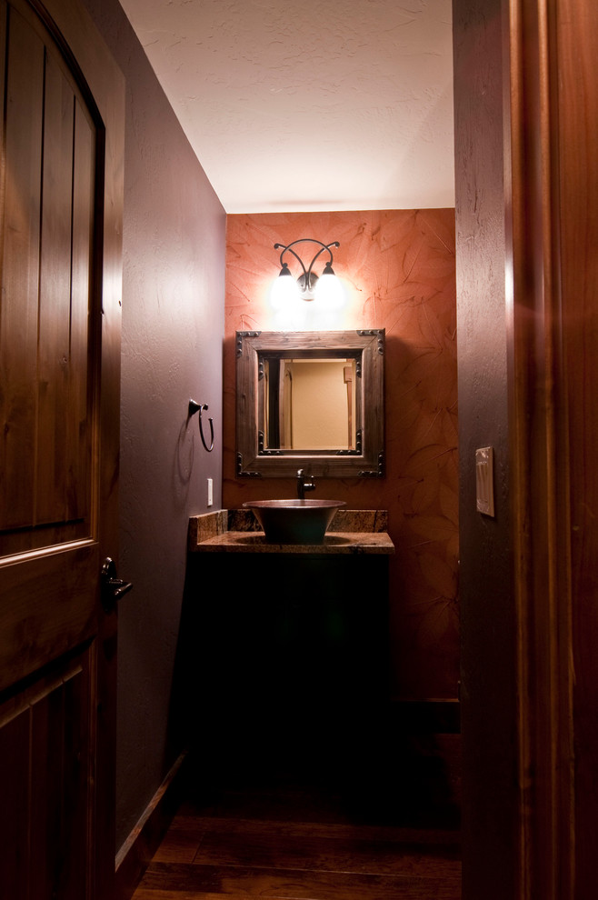 デンバーにある高級な中くらいなラスティックスタイルのおしゃれなトイレ・洗面所 (ベッセル式洗面器、御影石の洗面台、紫の壁) の写真