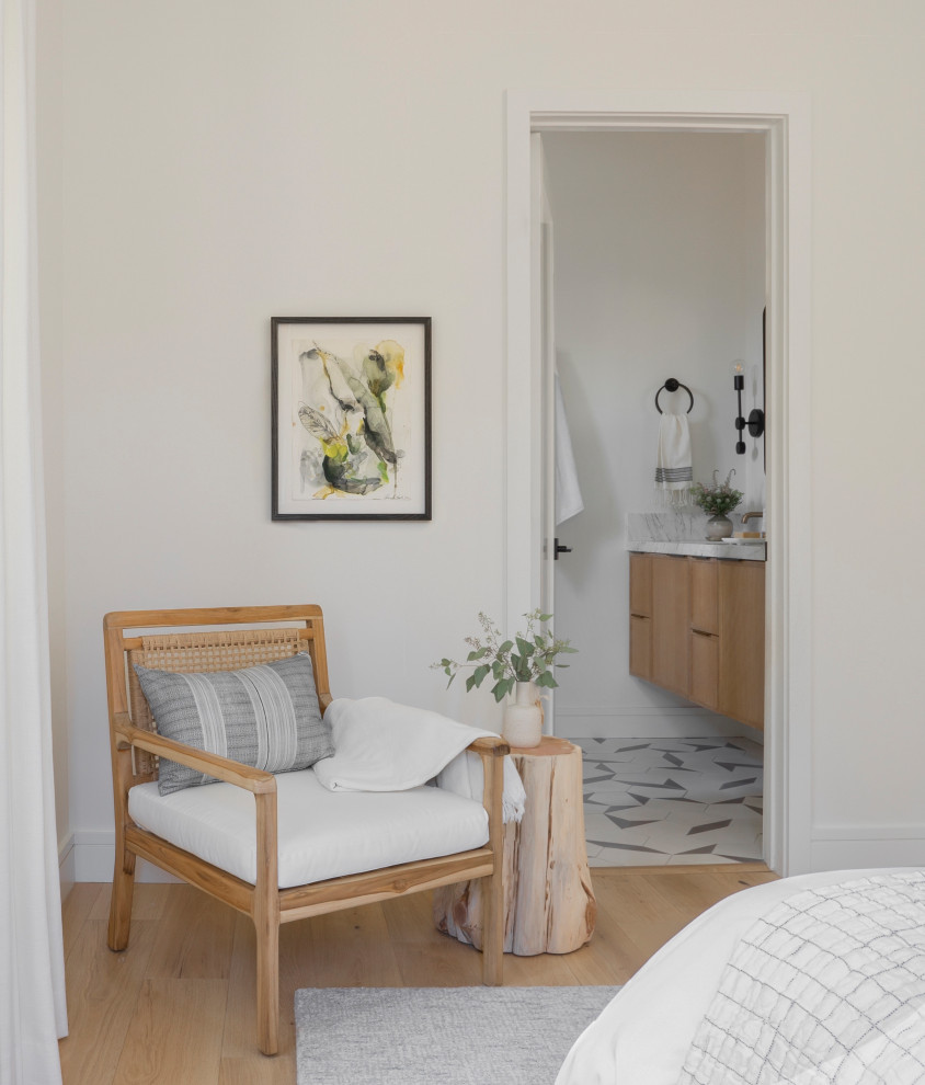 サンフランシスコにある中くらいなコンテンポラリースタイルのおしゃれな主寝室 (白い壁、淡色無垢フローリング) のインテリア