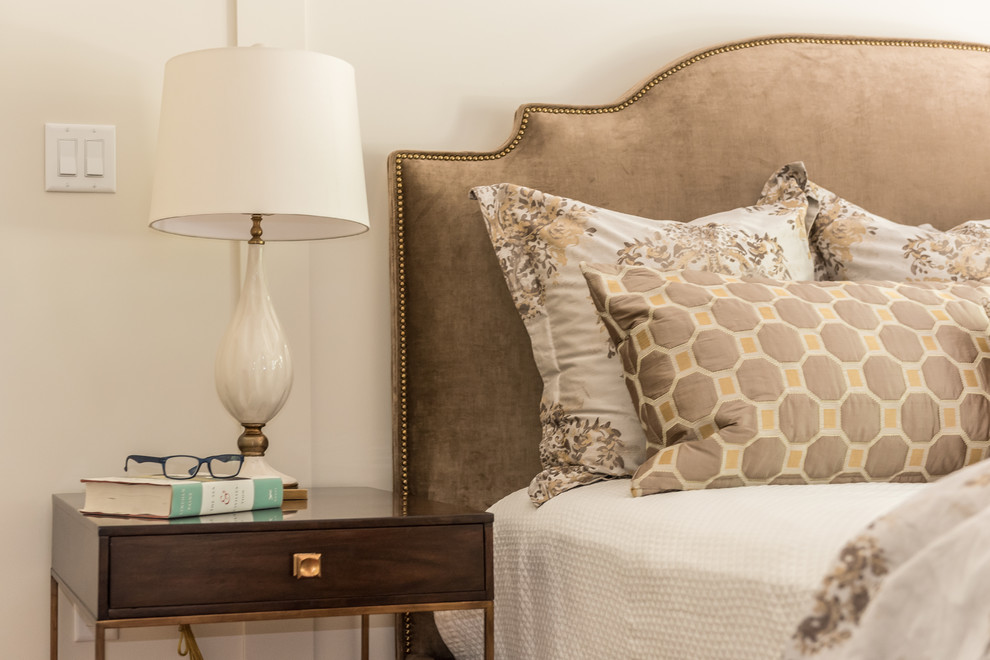Example of a transitional home design design in Toronto