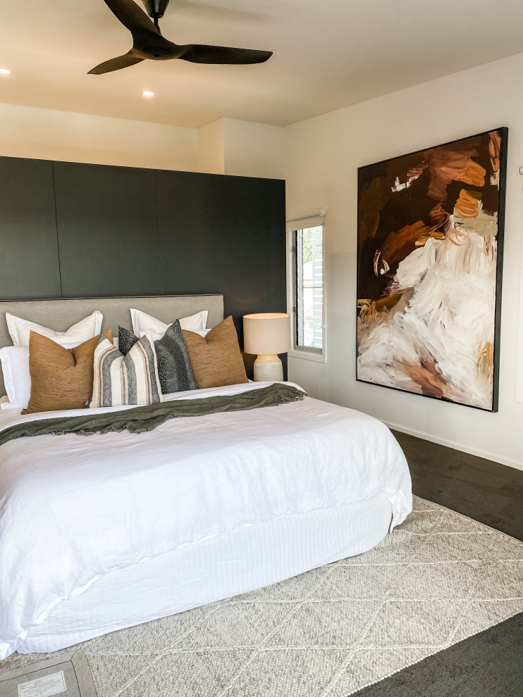 Immagine di una camera matrimoniale design con pareti bianche, moquette e pavimento grigio
