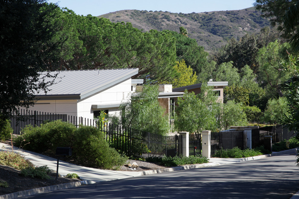 Großes, Einstöckiges Modernes Einfamilienhaus mit Faserzement-Fassade, beiger Fassadenfarbe, Pultdach, Blechdach und grauem Dach in Orange County