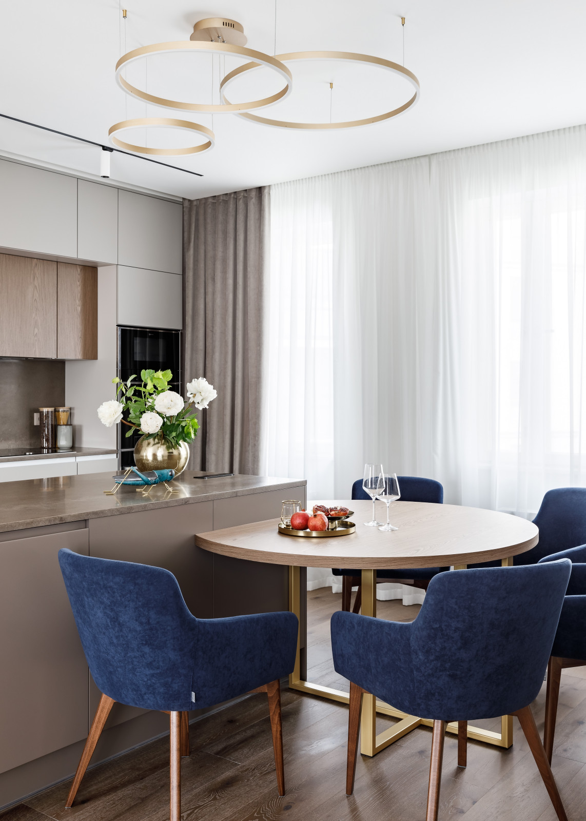 Двухуровневая квартира с лестницей из дерева и стекла