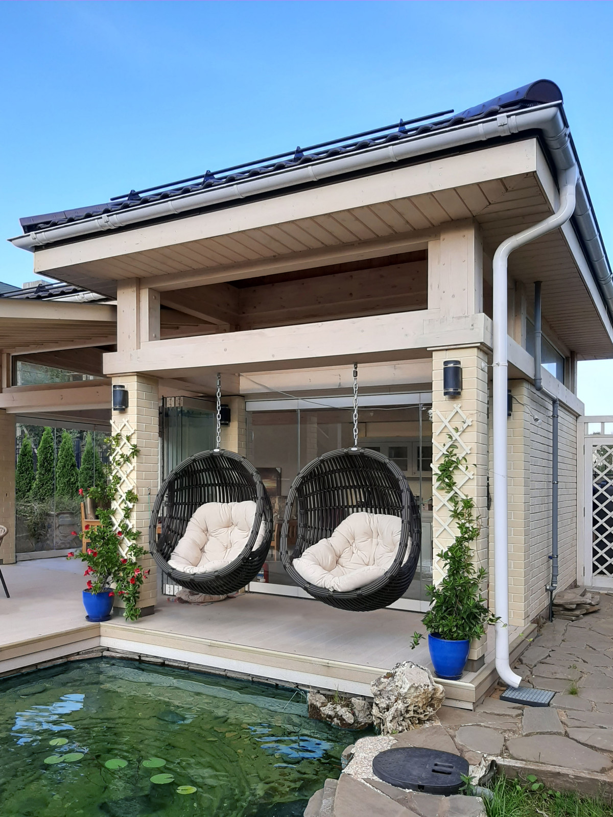 Arbour with a glass walls. Беседка со стеклом