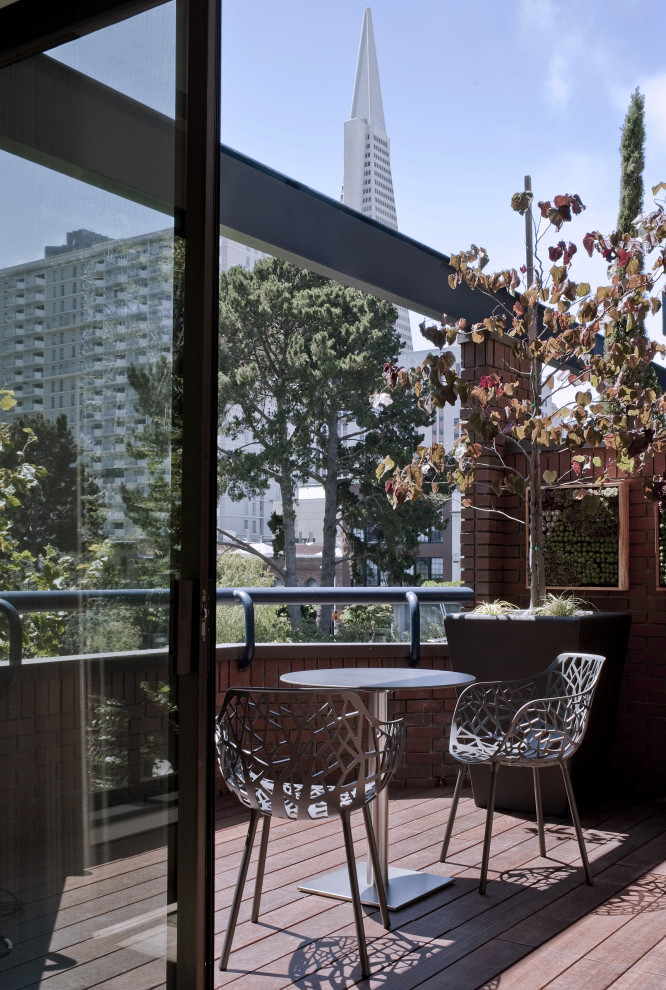 Inspiration för klassiska terrasser längs med huset, med räcke i metall
