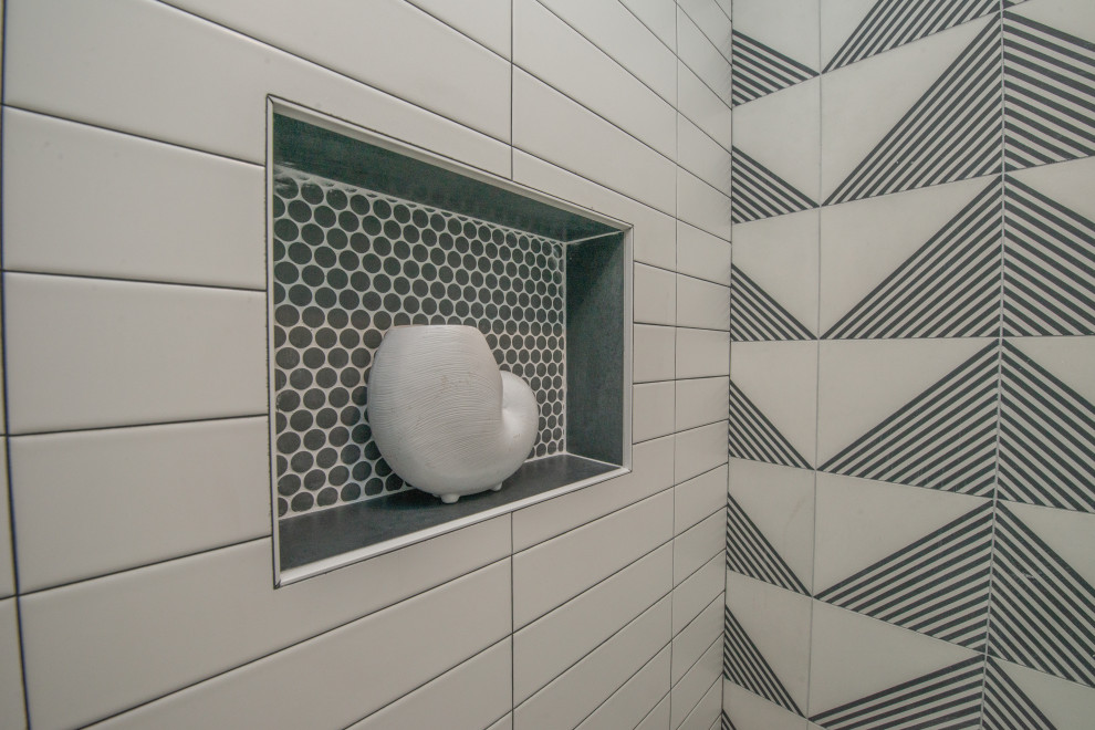 Идея дизайна: маленькая ванная комната в стиле шебби-шик с плоскими фасадами, фасадами цвета дерева среднего тона, открытым душем, унитазом-моноблоком, черно-белой плиткой, цементной плиткой, серыми стенами, полом из цементной плитки, душевой кабиной, врезной раковиной, столешницей из искусственного кварца, черным полом, душем с распашными дверями, белой столешницей, нишей, тумбой под одну раковину и напольной тумбой для на участке и в саду