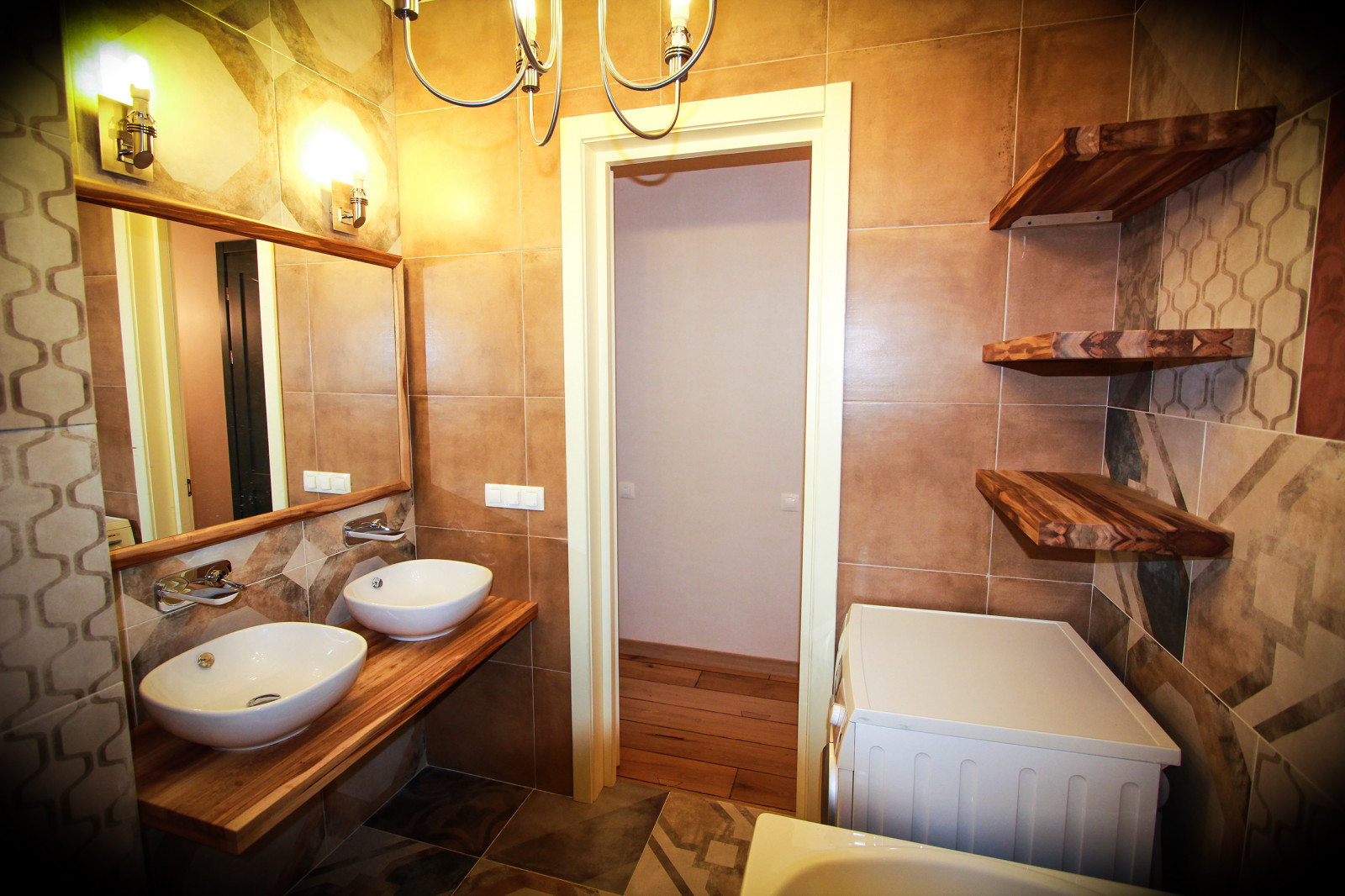 Столешница из дерева, полки и зеркало в небольшую ванную комнату