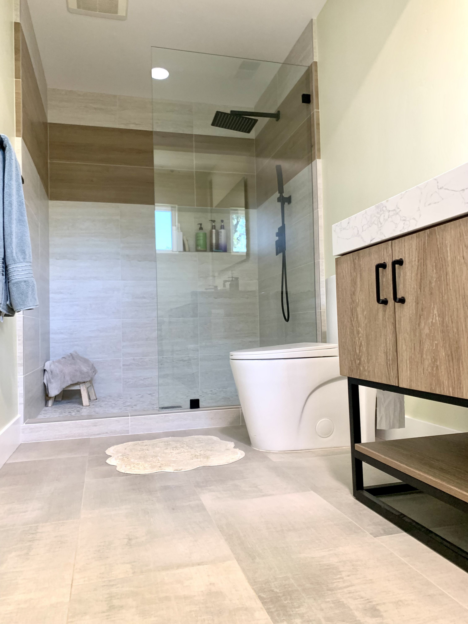 Example of a minimalist bathroom design in Sacramento
