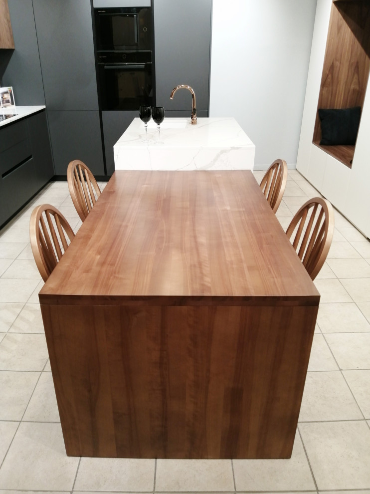 Современная кухня со столом островом