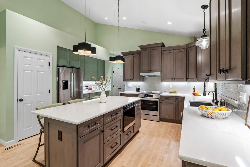 Kitchen - transitional kitchen idea in St Louis