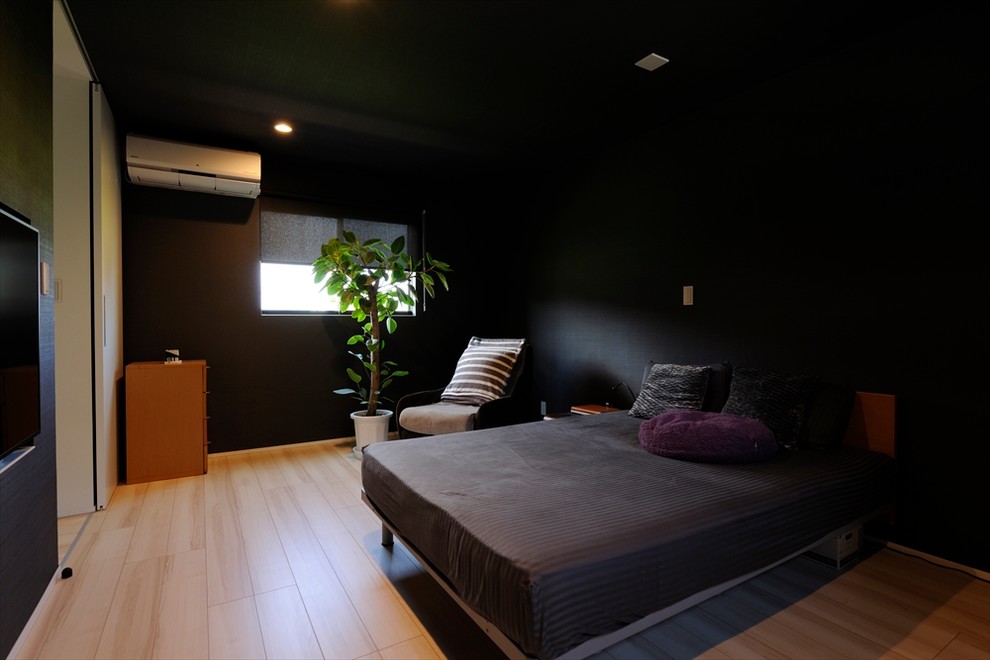Идея дизайна: хозяйская спальня в стиле модернизм с черными стенами и полом из фанеры