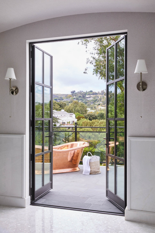 Großes Klassisches Badezimmer En Suite mit freistehender Badewanne, grauer Wandfarbe und beigem Boden in Los Angeles