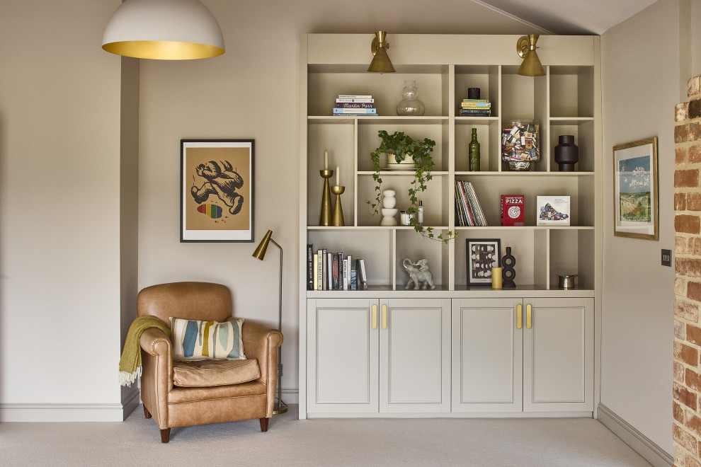 Immagine di un grande soggiorno moderno aperto con libreria, pareti beige, moquette, stufa a legna, cornice del camino in mattoni, nessuna TV e pavimento beige