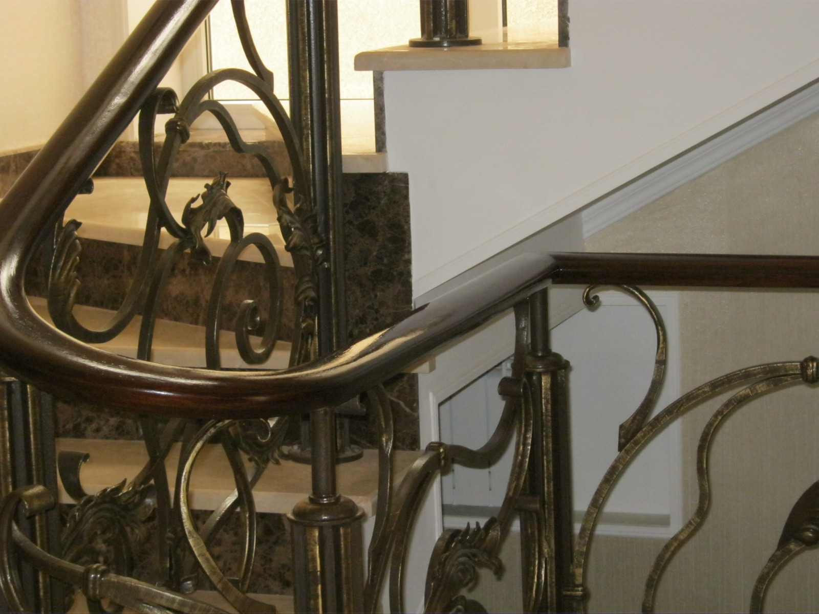 Деревянный гнутый поручень на кованые ограждения лестниц.