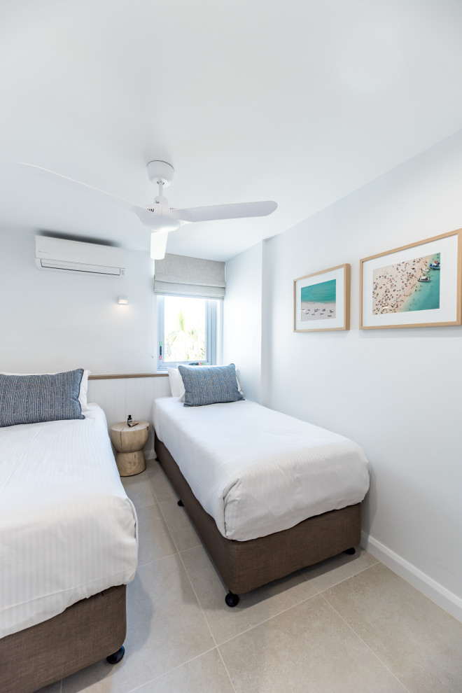 Kleines Maritimes Gästezimmer mit weißer Wandfarbe in Sunshine Coast