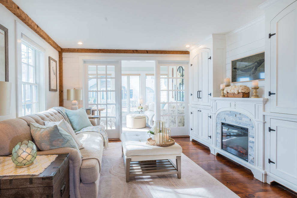 Foto di un piccolo soggiorno stile marino aperto con pareti bianche, parquet scuro, cornice del camino in legno, TV a parete e pavimento marrone