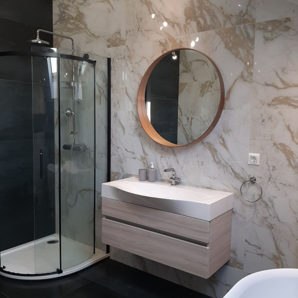 Ванная с мансардным окном