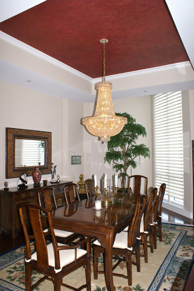 Design ideas for a traditional dining room in Tampa.