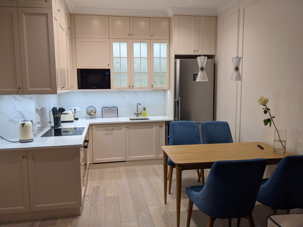 Маленькая белая кухня в неоклассическом стиле