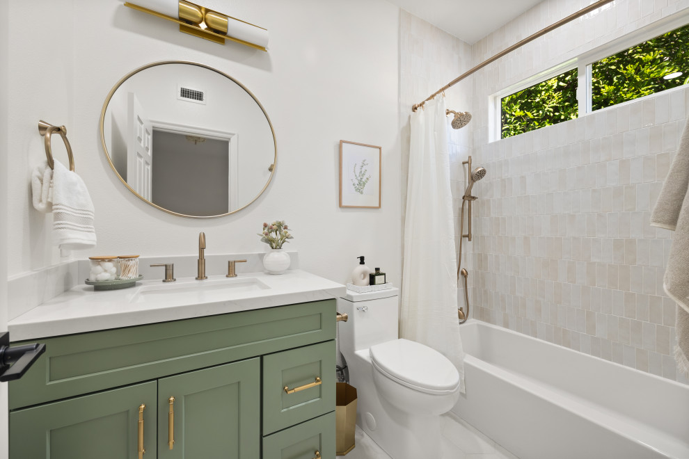 Foto di una stanza da bagno moderna con ante in stile shaker, ante verdi, doccia alcova, piastrelle beige, pareti bianche, lavabo da incasso, pavimento bianco, doccia con tenda, top bianco, un lavabo e mobile bagno incassato
