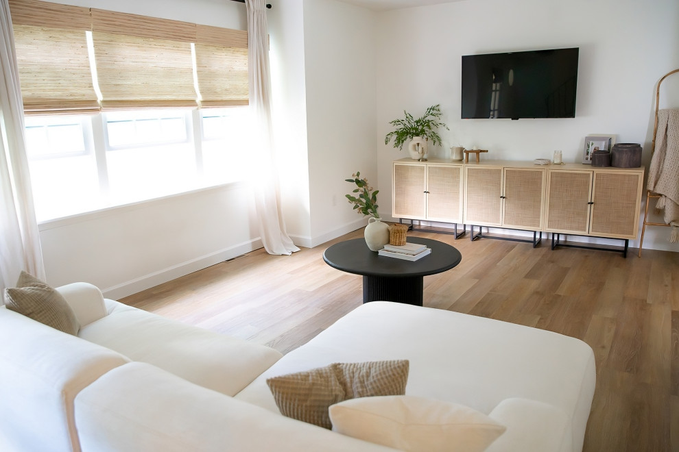 Imagen de salón para visitas cerrado retro de tamaño medio con paredes blancas, suelo vinílico, televisor colgado en la pared y suelo marrón