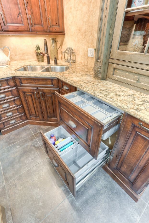 Example of a large mountain style u-shaped porcelain tile eat-in kitchen design in Toronto with an undermount sink, raised-panel cabinets, brown cabinets, quartz countertops, beige backsplash, stainless steel appliances and an island