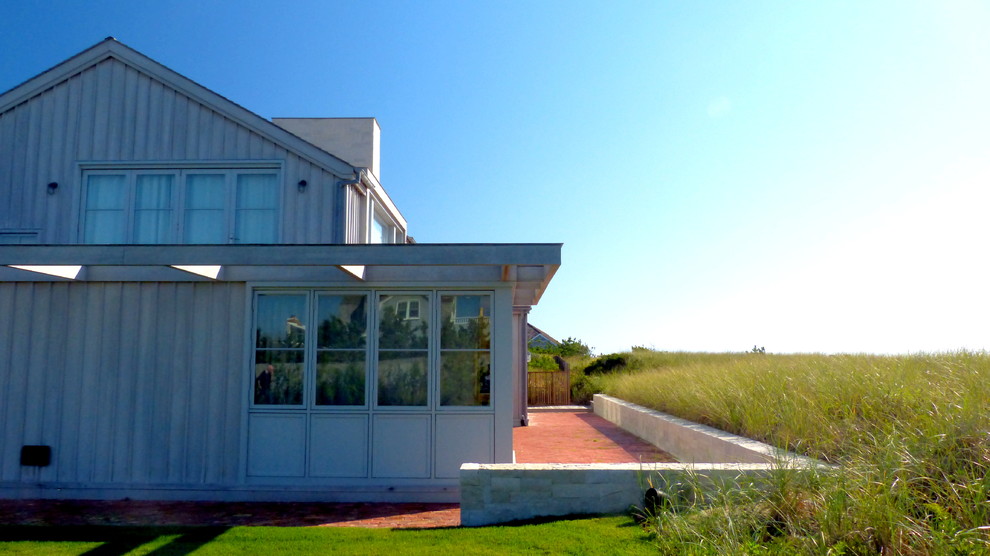 Home design - transitional home design idea in New York