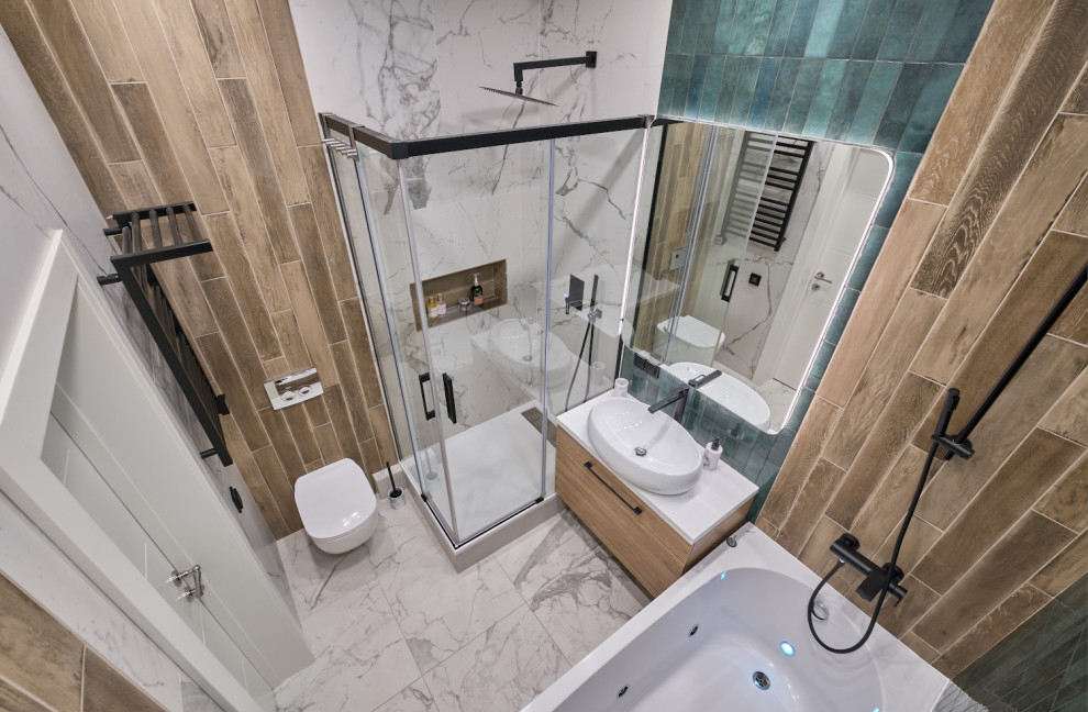 Exempel på ett modernt vit vitt en-suite badrum, med släta luckor, skåp i mellenmörkt trä, en jacuzzi, våtrum, en vägghängd toalettstol, grön kakel, keramikplattor, gröna väggar, klinkergolv i porslin, ett nedsänkt handfat, bänkskiva i akrylsten, vitt golv och dusch med skjutdörr