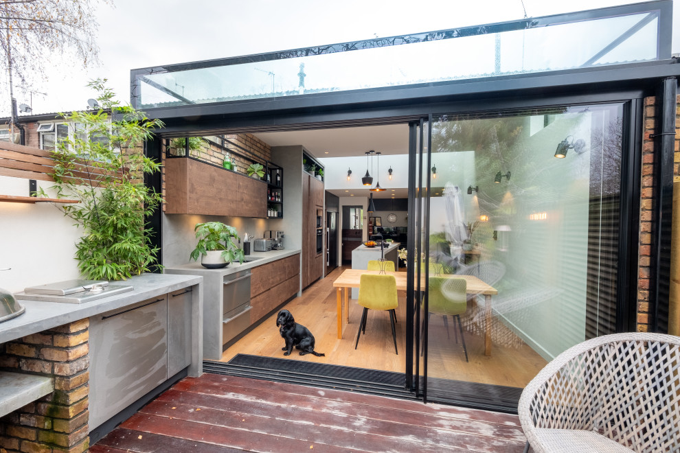 Стильный дизайн: маленький, одноэтажный, стеклянный таунхаус в стиле модернизм для на участке и в саду - последний тренд