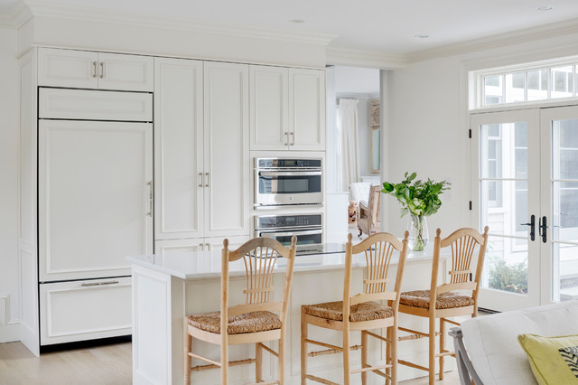 Newport, RI Transitional White Kitchen nyklassisk-koekken