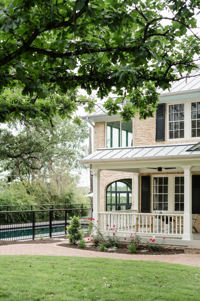 Transitional home design photo in Austin