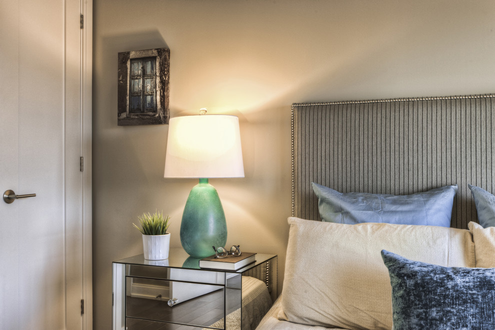 Imagen de dormitorio principal contemporáneo pequeño con paredes grises y suelo de madera en tonos medios