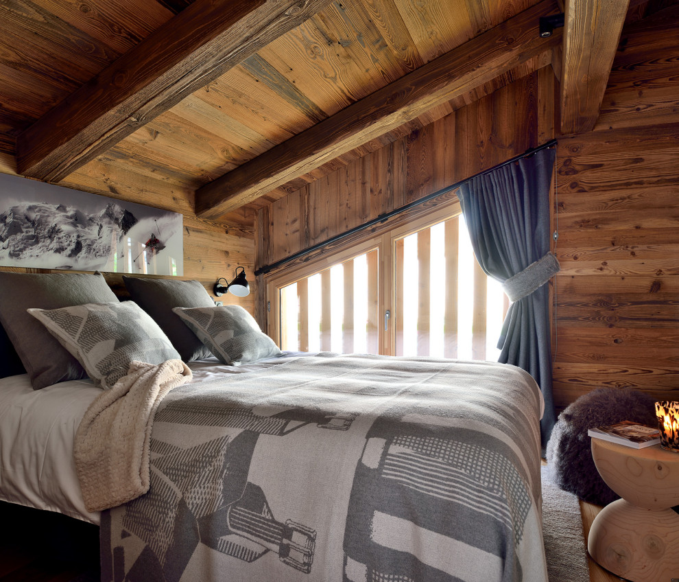 Cette image montre une grande chambre grise et blanche design en bois avec parquet clair et un plafond en bois.