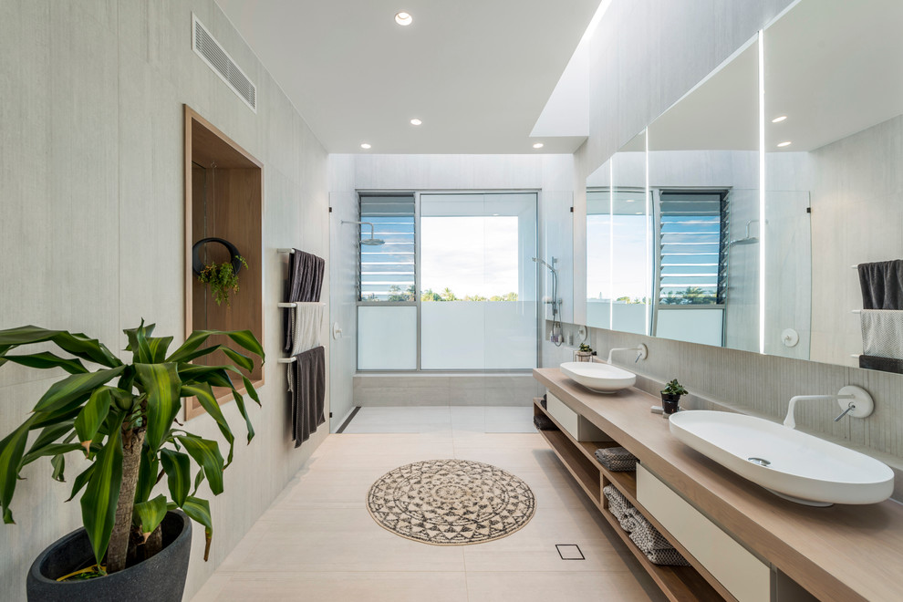 Design ideas for a contemporary bathroom in Gold Coast - Tweed.