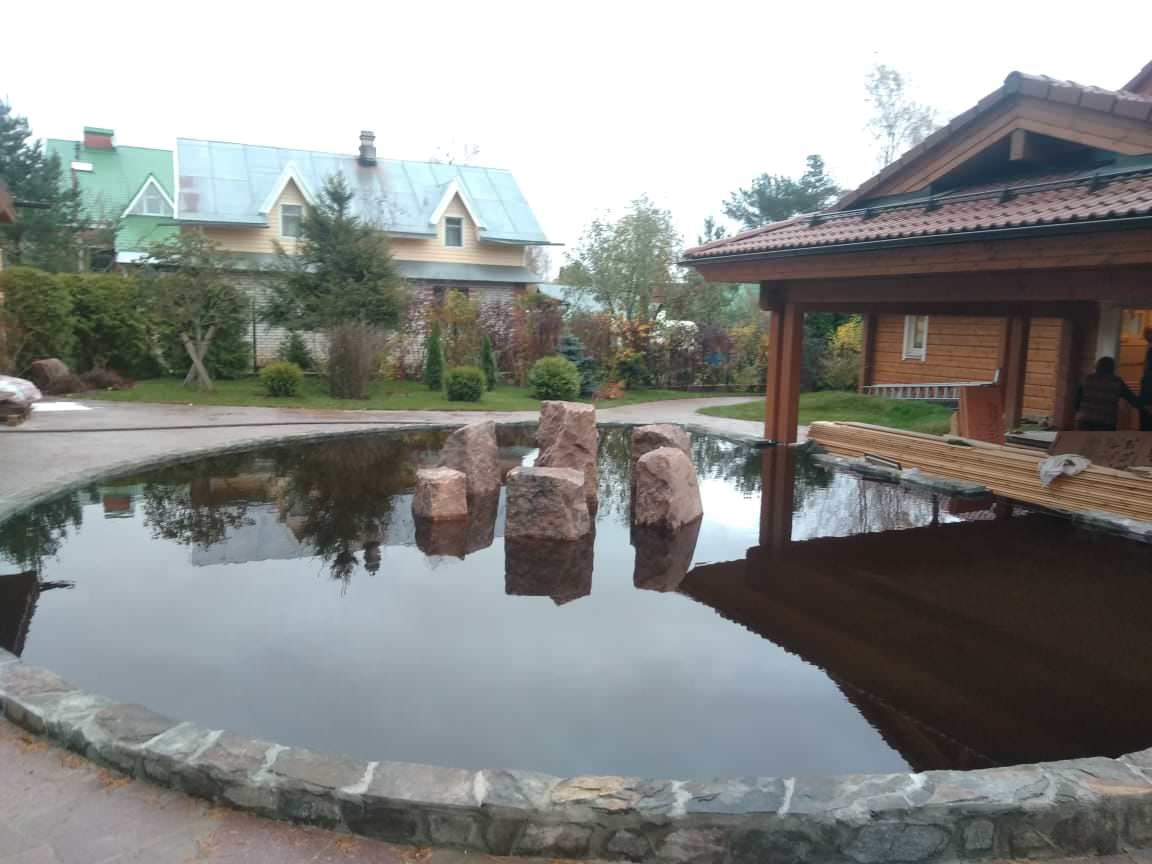 Декоративный водоём-каток в п. Песочное (Лен. обл.)