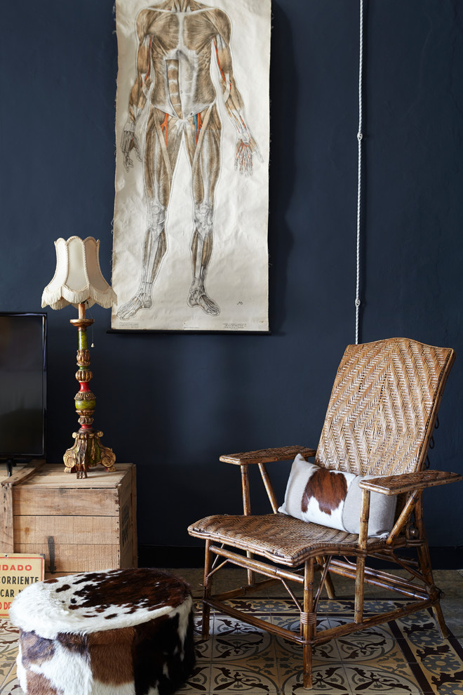 Imagen de sala de estar mediterránea pequeña con paredes beige