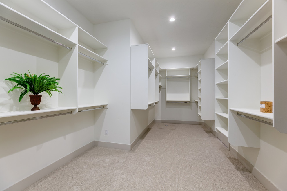 Design ideas for a transitional storage and wardrobe in Boise.